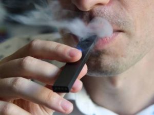 cigarro-eletronico-moda-entre-jovens-eleva-risco-de-cancer.jpg