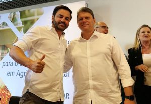 Com atraso, Leitinho e Mineirinho iniciam entrega de material escolar