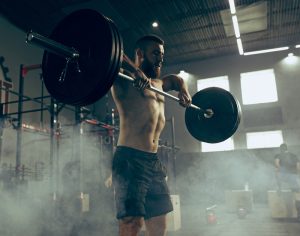 tendencias Fit young man lifting weight working out at a gym. Sport, fitness, weightlifting, bodybuilding, training, athlete, workout exercises concept