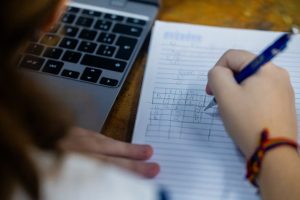 Tempo gasto na internet-uso digital-estudantes-olimpiada-matematica