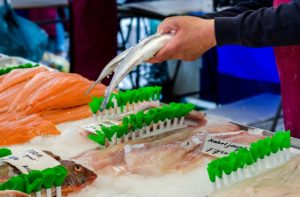 Infectologista alerta para riscos de intoxicação alimentar durante as férias