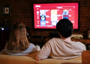 Exaustão do consumidor pressiona streaming e acelera queda da TV por assinatura no Brasil