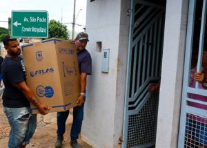 Prefeitura entrega eletrodomésticos a vítimas das enchentes