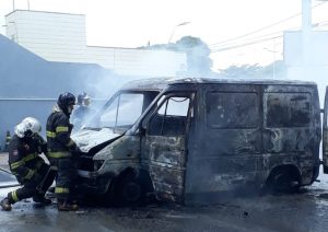 Van pega fogo e assusta no São Vito