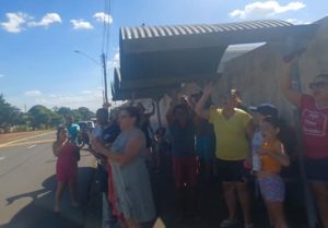 Moradoras da Praia Azul protestam contra falta água