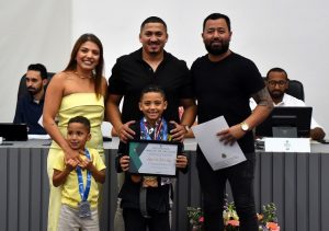 Vereadores aprovam mudança na LOM e tem homenagem a atleta mirim