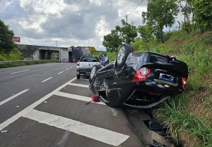 Engavetamento e capotamento na Jean Nicolini em Nova Odessa