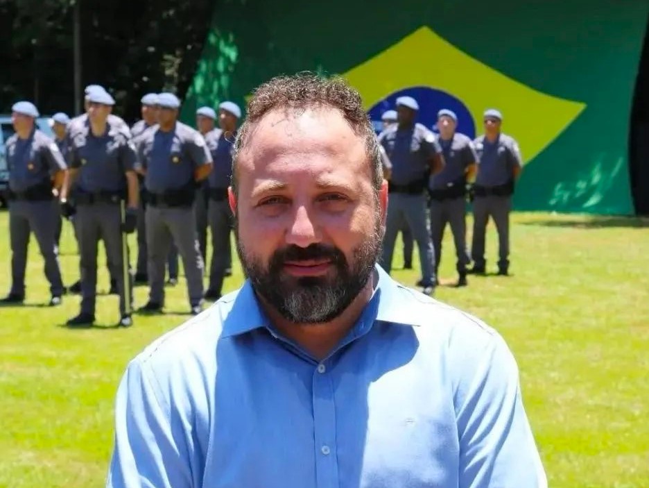 O prefeito de Sumaré, Henrique do Paraíso, sancionou a lei – aprovada pela Câmara - que institui no município a campanha "Idosos Órfãos de Filhos Vivos", a ser realizada anualmente durante o mês de outubro. A iniciativa tem como objetivo ampliar a conscientização da sociedade sobre o abandono e a vulnerabilidade da pessoa idosa, além de incentivar o fortalecimento dos vínculos familiares e comunitários.
A campanha também busca promover o respeito, a valorização, a proteção e a dignidade da pessoa idosa, contribuindo para a construção de uma rede de atenção e proteção cada vez mais ampla.
Entre os objetivos estabelecidos pela legislação estão o combate à invisibilidade do abandono de idosos por seus familiares, o estímulo à convivência familiar e comunitária e a divulgação dos direitos da pessoa idosa, bem como dos canais de orientação, proteção e denúncia.
A proposta reconhece a importância da presença e do cuidado familiar na vida da população idosa, chamando a atenção para situações em que, mesmo com familiares vivos, a pessoa idosa pode enfrentar isolamento, ausência de cuidados e rompimento de vínculos.
Ações educativas
De acordo com a lei, a campanha poderá ser desenvolvida por meio de palestras, seminários, campanhas educativas, atividades culturais e outras ações destinadas à conscientização da população e à divulgação de informações relacionadas ao tema.
As atividades poderão ser realizadas pelo Poder Público Municipal em parceria com entidades da sociedade civil, instituições de ensino, organizações comunitárias e órgãos de defesa dos direitos da pessoa idosa.
A programação poderá abordar temas relacionados aos direitos previstos na legislação, à importância da convivência familiar e comunitária, à prevenção de situações de abandono e às formas de buscar orientação e proteção.
Fortalecimento da rede de proteção
A instituição da campanha, de acordo com o Executivo, amplia o espaço para o debate sobre o envelhecimento com dignidade e sobre a responsabilidade coletiva na proteção da população idosa.
Ao estimular a participação de diferentes setores da sociedade, a iniciativa busca fortalecer a rede de apoio e incentivar uma cultura de respeito, cuidado, valorização e inclusão da pessoa idosa.