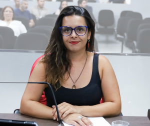 Juliana cobra estudo do aumento de IPTU e Leoncine diz que 'só tem impresso'