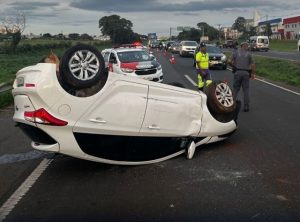Idosa capota carro na SP em Americana