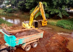 Santa Bárbara dá continuidade ao desassoreamento do Ribeirão dos Toledos