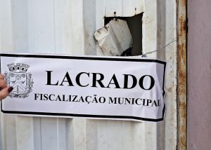 Prefeitura lacra área de lazer e da multa de R$ 1,7 mil a dono