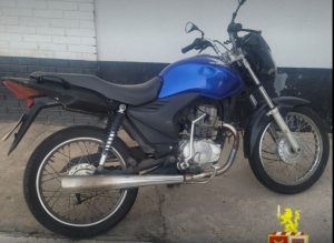 Parado na blitz, a moto era toda mandrake, cana nele