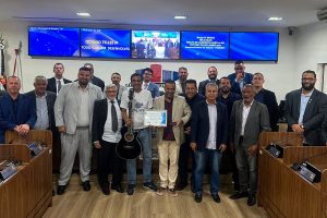 Hélio Silva homenageia sumareense desenvolvedor de aparelho para musicoterapia