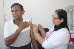 Saúde de Sumaré imuniza 90 pessoas contra a gripe no Restaurante Bom Prato