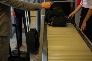 Passageiros presos com drogas em malas reacendem alerta sobre segurança de bagagens