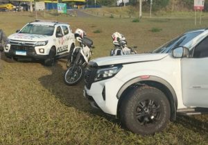 Passou tapando a placa da Frontier, PM foi atrás; bateu e hospital