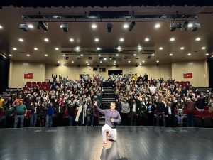 Teatro Municipal de Americana recebe o stand up "Novo Show", com Renato Albani
