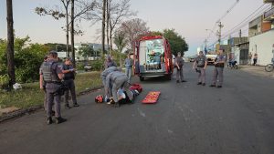 Colisão de moto contra caminhão deixa ferido em Americana