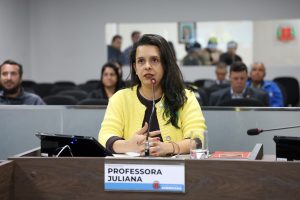 Gama: Profª Juliana questiona cargos 