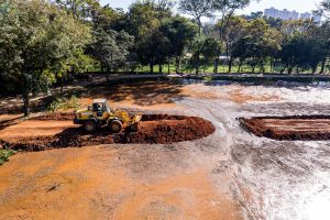 Prefeitura de SBO inicia desassoreamento na lagoa do Parque Araçariguama