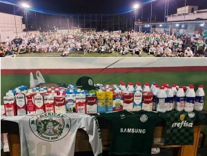 Palmeirenses arrecadame leite para o jogo das quartas de final da Copa do Mundo de Clubes