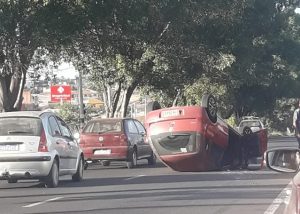 Carro capota na avenida Pedroso em S Bárbara