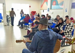 Cantor com câncer anima pacientes na Unacon Americana