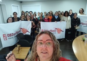 Um grupo de mais de 20 professoras de rede municipal de ensino  