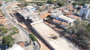 Obra do viaduto sobre a via férrea na Vila Real, em Hortolândia, recebe vigas