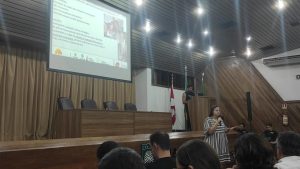 Americana mostra tratamento de doença em gatos durante conferência internacional