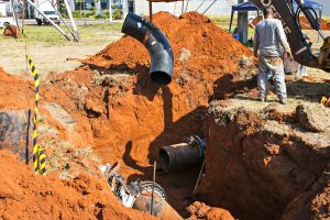 DAE de Santa Bárbara realiza interligações em adutora da Zona Leste