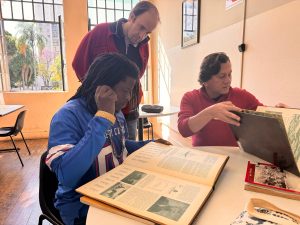 Americano visita Americana atrás da história da família de escravos