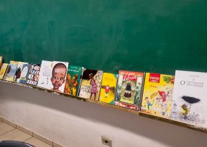 Ciep Carmelina recebe doação de livros e amplia acervo de sala de leitura