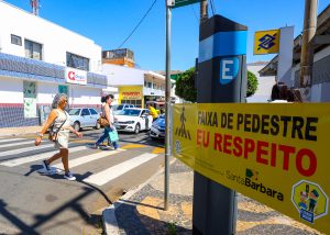 Semana do Trânsito: ação educativa em Santa Bárbara premia respeito a pedestres