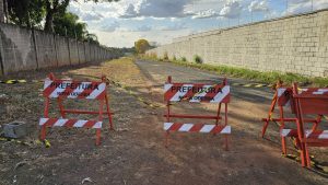 A 'rua da discórdia' é interditada pela Prefeitura em Nova Odessa