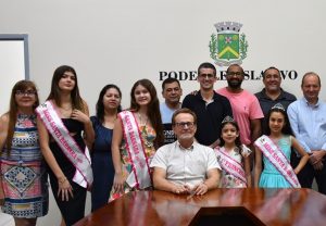 Misses barbarenses teen e infantil visitam a Câmara Municipal