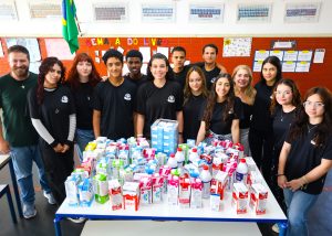 Grêmio Estudantil de escola doa leite ao Fundo Social de Santa Bárbara