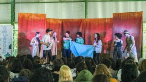 Santa Bárbara recebe evento que une teatro e oficinas criativas de inovação para jovens