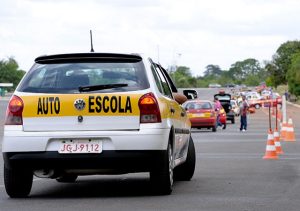 Percurso de carros de auto-escola no estacionamento do Estádio Nacional Mané Garrincha.