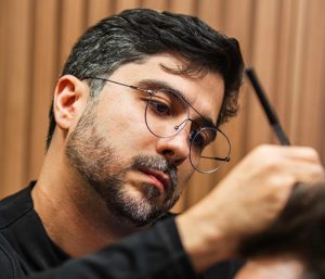Busca por transplante de barba e sobrancelhas cresce no mundo