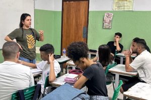 Profª Juliana discute direitos da mulher e jovem no ambiente digital em visita a escola