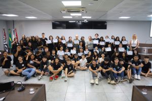 Alunos da Escola Estadual Prefeito Antônio Zanaga participam do Câmara Jovem