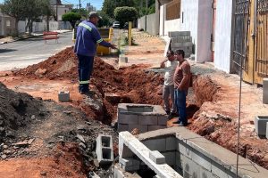 Pastor Miguel Pires vistoria obras de reparo em bueiro na Vila Bertini