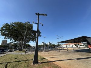 Praça recebe poste inteligente com câmera de monitoramento e tela multimídia