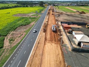 Obras de duplicação da Estrada da Balsa avançam com recapeamento e ciclovia