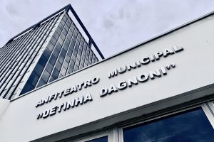 Anfiteatro Municipal de SBO recebe peça que une mistério e diversão no fim de semana