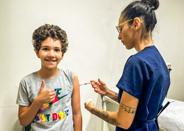 Decisão dos EUA retira 6 vacinas do calendário infantil oficial e reacende preocupações médicas sobre proteção das crianças