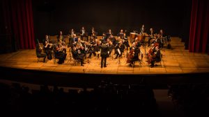 Orquestra Sinfônica de Americana apresenta concerto "Back to the Blues" no Teatro Municipal