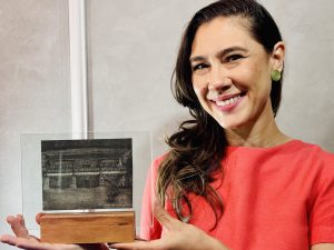 Artista Fanny Deltreggia assina exposição com técnica inédita: ablação do papel carbono